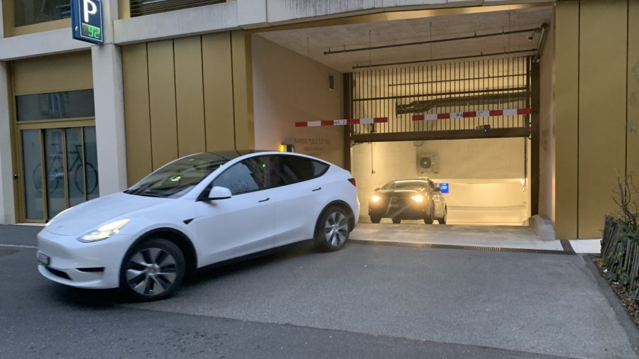 Passage ouvert entre les parkings de la Gare